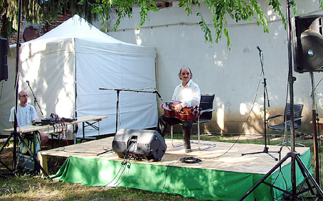 Balla Tibor Arany Páva Nagydíjas népzenész tekerőn játszik.