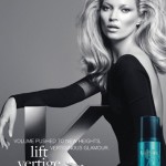Kate Moss a LOréal arca ajánlja az új termékeket.