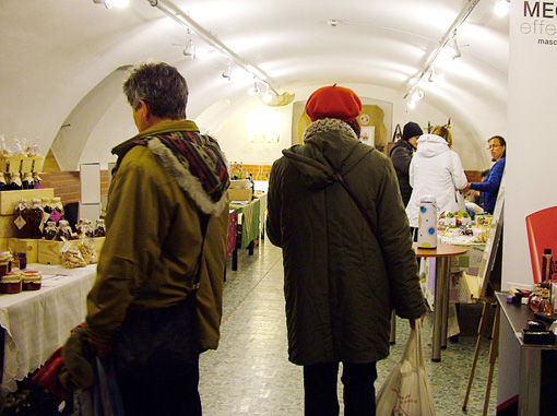 Kiállítás és vásár a pince helyiségben.