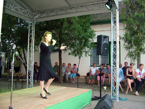 Kovács Zsuzsa Jászai Mari-díjas művésznő a színpadon.