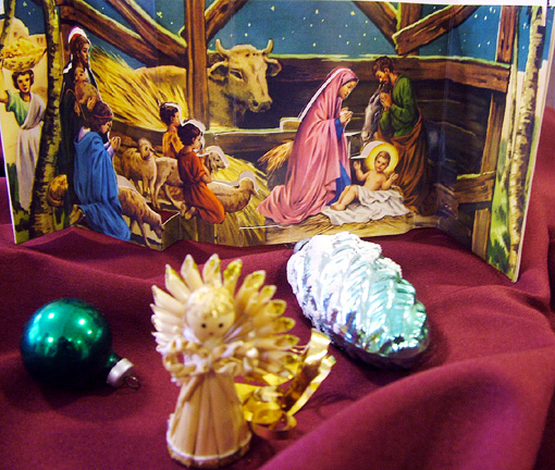 Böszörményiné Rózsa néni régi karácsonyi dekorációi. Különös értéke van a kihajtható papír dekorációnak (képeslapnak). 