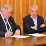 Szirbik Imre polgármester és Kiss-Rigó László püspök az aláírás pillanatában. Fotó Vidovics Ferenc