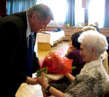 Szirbik Imre dr. Imre Ernőn&eacute; r&eacute;sz&eacute;re adja &aacute;t az elismer&eacute;st.jpg