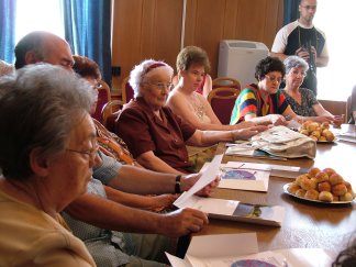 A lak&oacute;t&ouml;mb&ouml;k k&eacute;pviselői egym&aacute;s k&ouml;z&ouml;tt_1.jpg