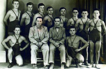 1946/47 A Vasutas Bajnoks&aacute;g Ifi bajnok csapat Felső sor balr&oacute;l Szalai, Kiss G&eacute;za, Szab&oacute; Ott&oacute;, Boros Istv&aacute;n, Vass S&aacute;ndor, F&ouml;ldv&aacute;ri S&aacute;ndor, Szab&oacute; Ferenc Als&oacute; sor Darabos Ferenc, Szlap&aacute;k J&aacute;nos B&eacute;lteki Istv&aacute;n dr. Kun L&aacute;szl&oacute;.jpg