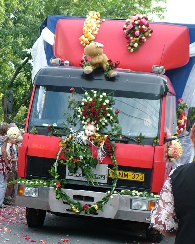A_felvonul&aacute;st_ez_az_&oacute;ri&aacute;si_kamion_z&aacute;rta.jpg