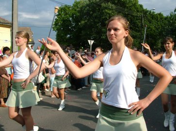 R&eacute;szlet_a_felvonul&aacute;sb&oacute;l mazsorettek.jpg