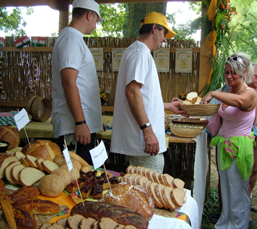 A_Varga_P&eacute;ks&eacute;g_k&oacute;stol&oacute;ja k&ouml;zben.jpg