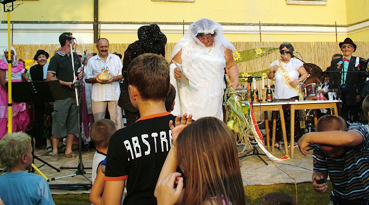 V&eacute;g&uuml;l_rizseső_hullt_a_fej&uuml;kre, hogy term&eacute;kenyek legyenek.jpg