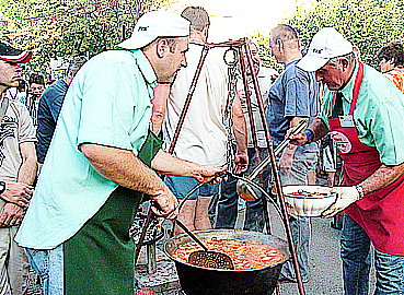 Akik_&eacute;vről_&eacute;vre_egy helyen_főznek.jpg