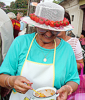 Kalapd&iacute;sz_val&oacute;di paradicsomb&oacute;l.jpg