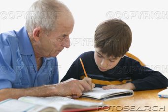 Nagyapa & kisunok&aacute;ja tanul&aacute;s k&ouml;zben.jpg