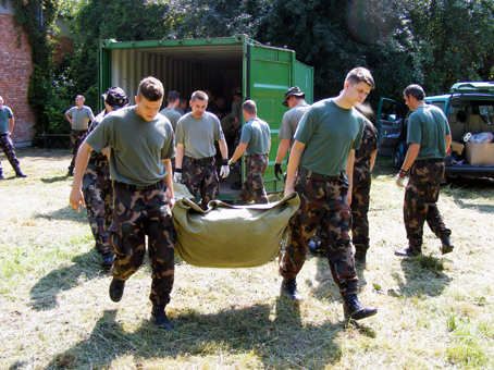 Pakolnak a katonák.