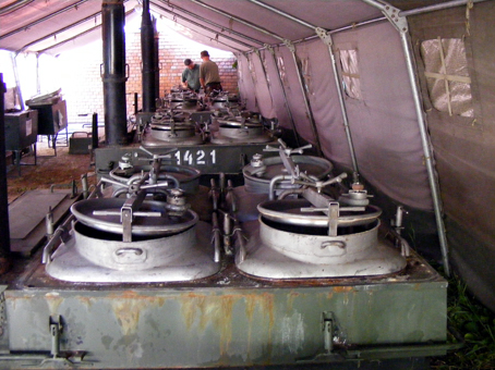 Kiadós, finom étel készül a védekezésben dolgozó katonáknak. 