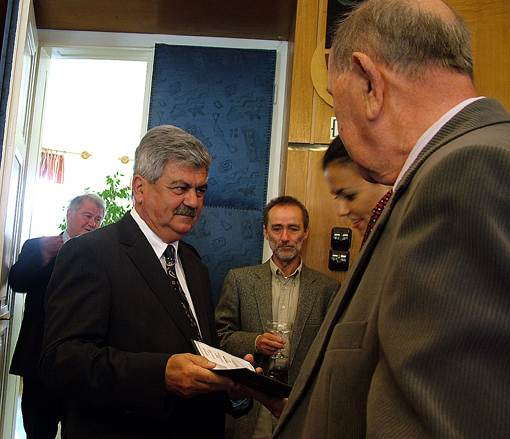 A megbízólevélre többen kíváncsiak voltak.