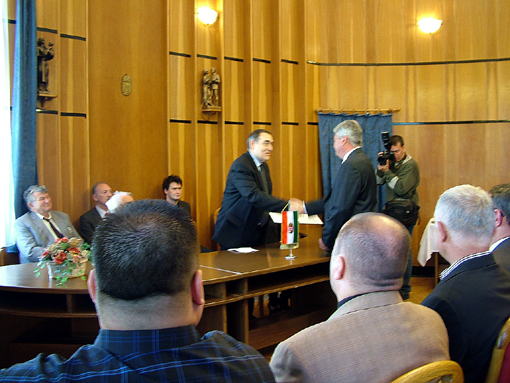 Farkas Sándor átveszi megbízólevelét.