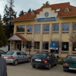 Kis János elnök-ügyvezető és háttérben a takarék szegvári épülete.