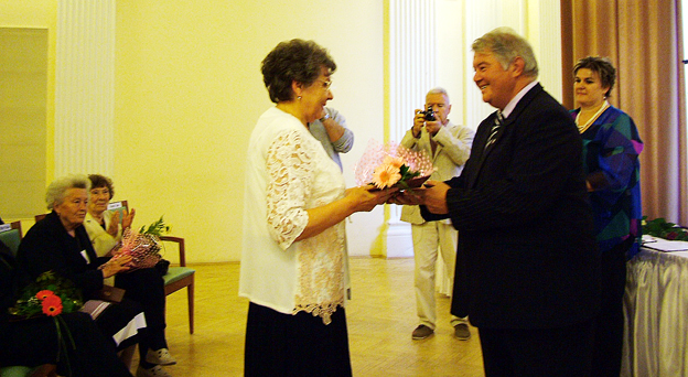 Bácskai Józsefné óvónő arany díszoklevelet vehetett át.