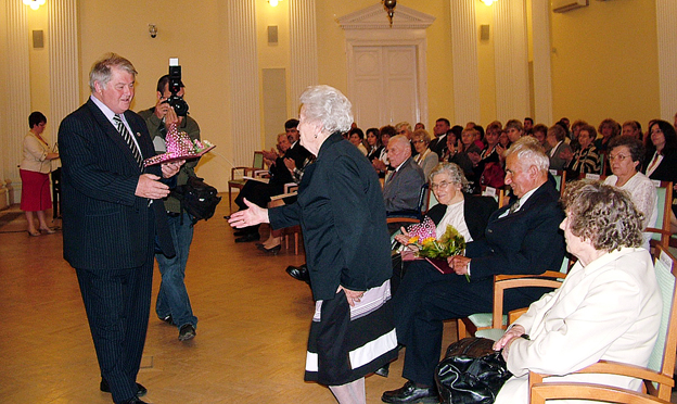 Faragó Péter Pálné óvónő köszöntése.