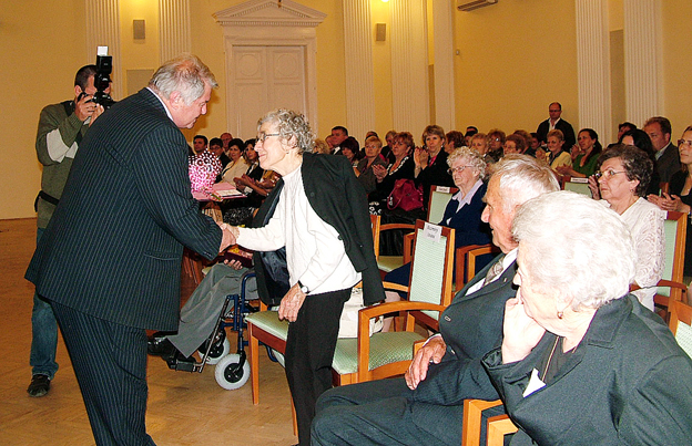 Gyémánt díszoklevél átadása Böszörményi Istvánné óvónő részére.