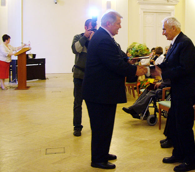 Gyémánt díszoklevél átadása Dancsó János matematika-kémia szakos általános iskolai tanár részére.