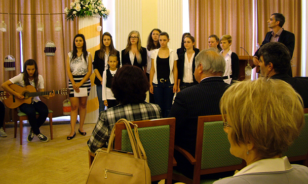 Verssel és énekkel köszöntötték a megjelenteket.