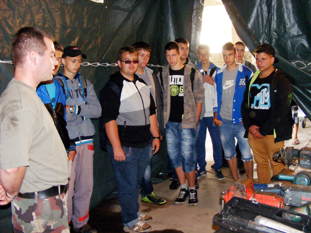 Javítások jelentős részét végzik ebben a sátorban. 