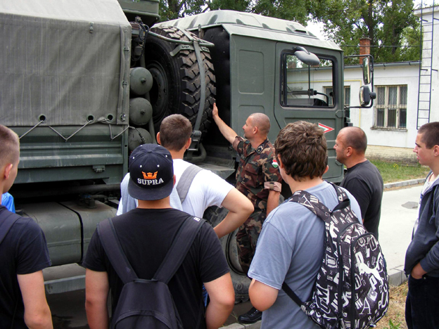 Nagy érdeklődéssel tájékozódtak az alakulát járműparkjáról. 