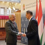 Mészáros Zoltán Varga Mihály nemzetgazdasági minisztertől veszi át a kitüntetést.