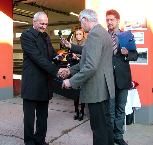 Nagy Béla, a mentőállomás nyugállományba készülő vezetője átveszi az intézmény jelképes kulcsát.