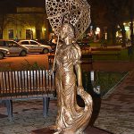 A napernyős lány szobra. Többször megrongálták már. Fotó Vidovics