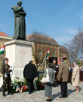 A Munk&aacute;sp&aacute;rt főhajt&aacute;sa.jpg