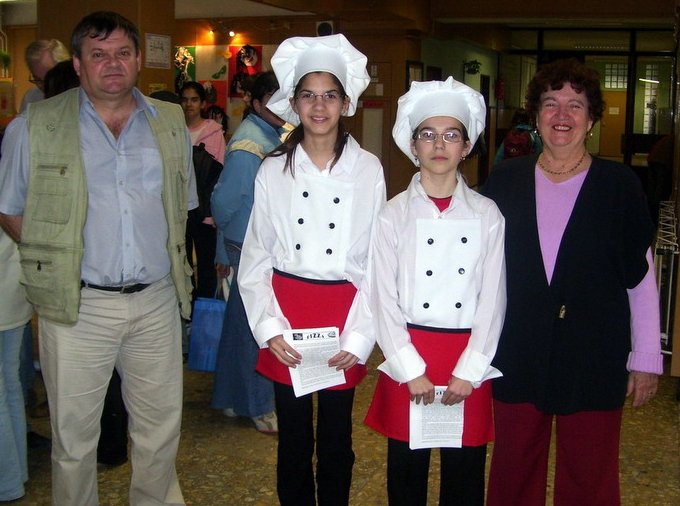 F&aacute;bi&aacute;nsebesty&eacute;ni di&aacute;kok &eacute;s kis&eacute;rőik a bej&aacute;ratn&aacute;l.jpg