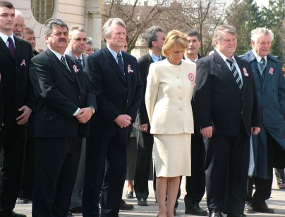 Egy&uuml;tt a koszor&uacute;z&oacute;k.jpg