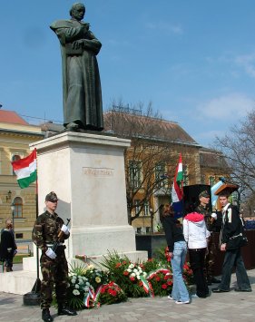 Fiatalok vir&aacute;gai.jpg