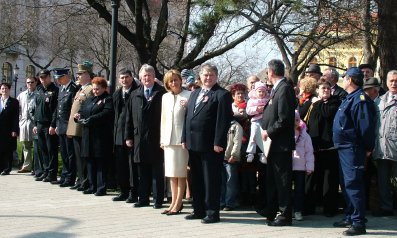 Z&aacute;szl&oacute;felvon&aacute;s előtt.jpg