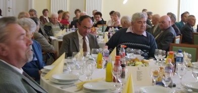 Sokan_&eacute;rkeztek_a_k&ouml;rnyező_telep&uuml;l&eacute;sekről a k&ouml;zgyűl&eacute;sre Szentesre.jpg