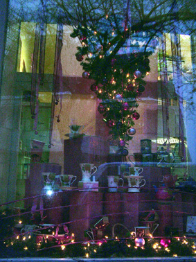 Kirakat_a_főutc&aacute;n, gy&oacute;gyn&ouml;v&eacute;ny &eacute;s teah&aacute;z 1. hely.jpg