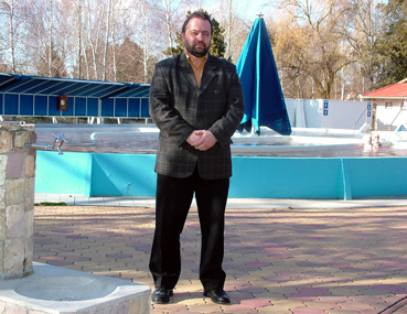 Oros_Istv&aacute;n__a_h&aacute;tt&eacute;rben_a_gy&oacute;gy-, &eacute;s_strandf&uuml;rdő_1930_ban_&eacute;p&uuml;lt_első_vasbeton_medenc&eacute;je.jpg