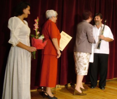 Mátó Mátyás a megyei közművelődési tanácsadó központ és a KOTA ajándékát kapja.jpg