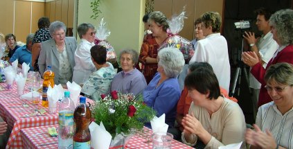 A dolgozók a nyugdíjas kollégákat köszöntik.jpg