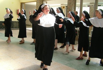 A gondozónők apáca showja.jpg