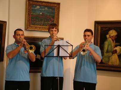 A zeneiskola trombitásai a festő kedvenc művét játsszák.jpg