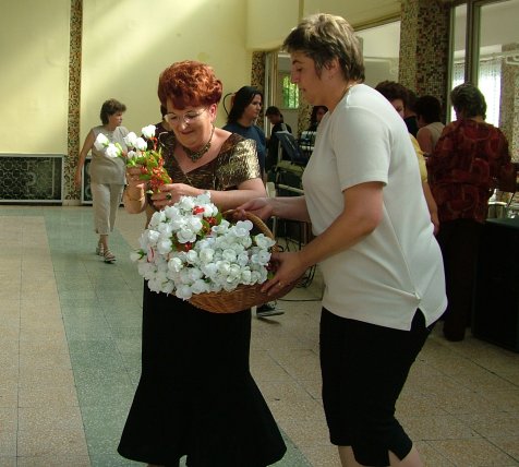 Egy szál virággal köszöni meg a gondozottak szeretetét.jpg