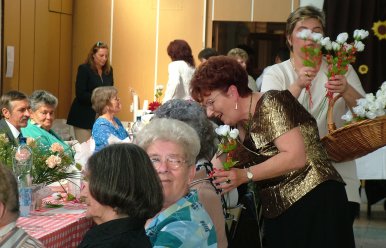 Egy szál virággal köszöni meg a gondozottak szeretetét2.jpg