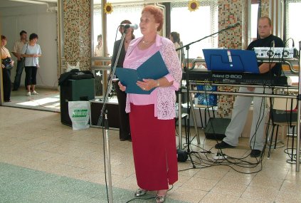 Ollainé Eszterke most is szavalt.jpg