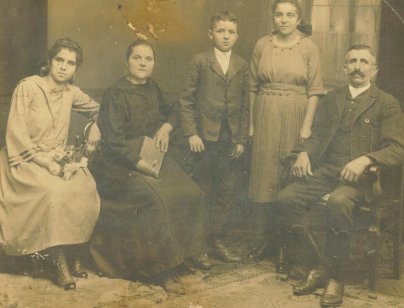 A Földvári Nagy család Mosnicán 1920-as évek eleje.jpg