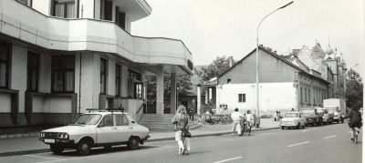 Forgalom a főutcán a 90-es évek elején.jpg