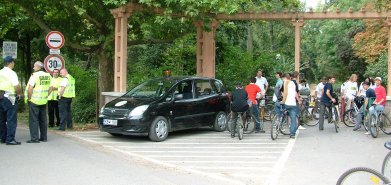 Gyülekező a liget bejáratánál.jpg