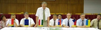 A_kamarák_vezetői__Szirbik_Imre_polgármesterre_és_a_tolmácsokkal_kiegészülve.jpg A_kamarák_vezetői__Szirbik_Imre_polgármesterre_és_a_tolmácsokkal_kiegészülve.jpg